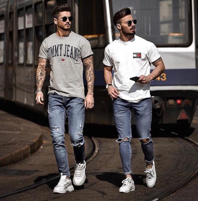 男士穿牛仔裤总觉得单调?换上一条九分裤的款式,造型时髦感大增