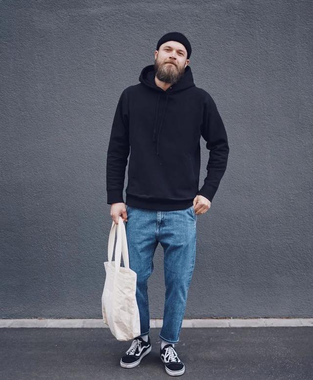 男士穿牛仔裤总觉得单调?换上一条九分裤的款式,造型时髦感大增