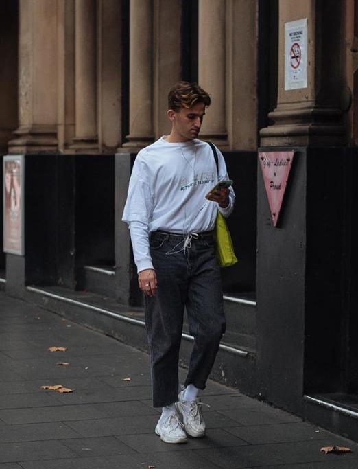 男士穿牛仔裤总觉得单调?换上一条九分裤的款式,造型时髦感大增