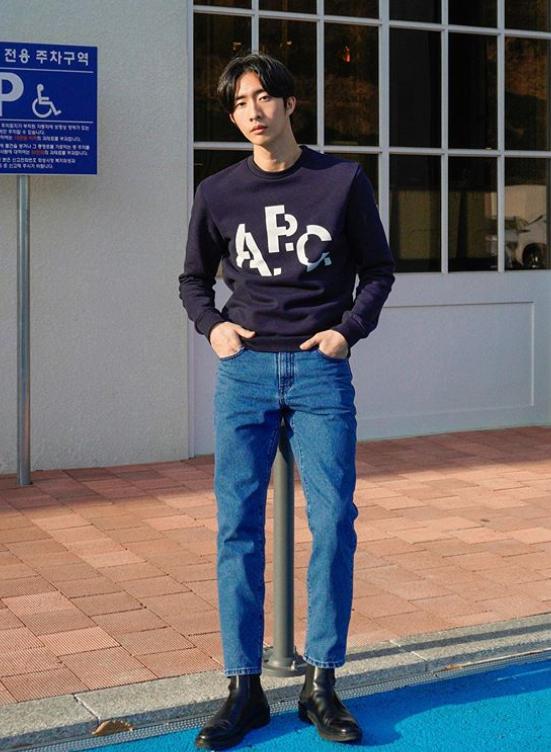 男士穿牛仔裤总觉得单调?换上一条九分裤的款式,造型时髦感大增