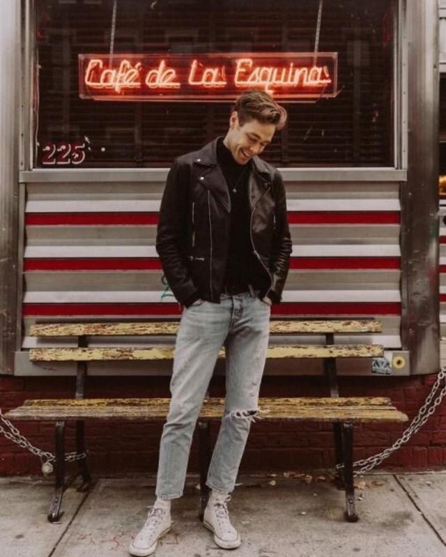 男士穿牛仔裤总觉得单调?换上一条九分裤的款式,造型时髦感大增