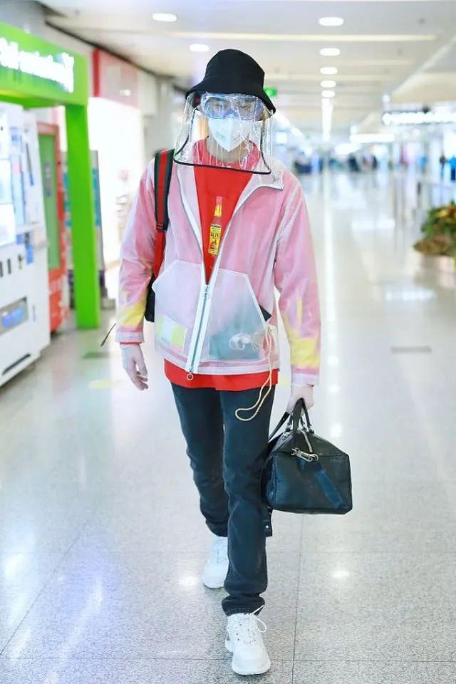 吴磊帅气复工造型,装备齐全,连防护面罩都用上了