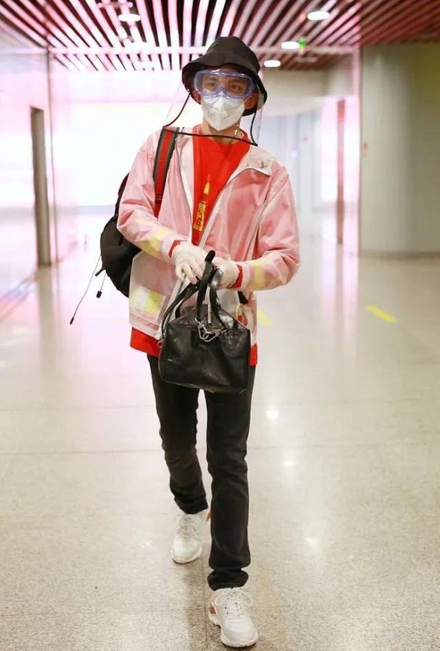 吴磊帅气复工造型,装备齐全,连防护面罩都用上了