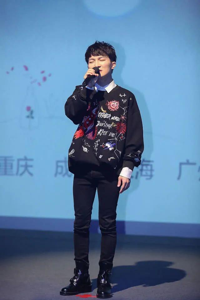 个子不到170怎么穿?看看身高161的周深,造型时髦又显高