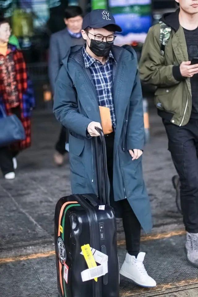 个子不到170怎么穿?看看身高161的周深,造型时髦又显高