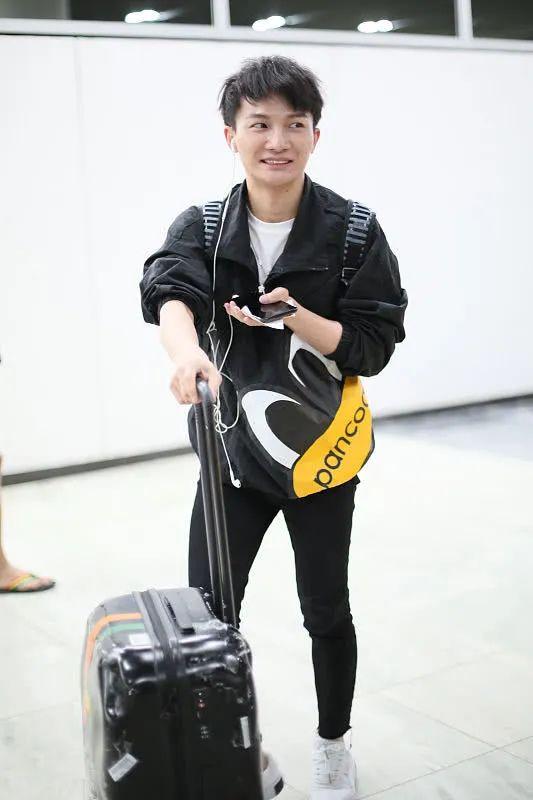 个子不到170怎么穿?看看身高161的周深,造型时髦又显高