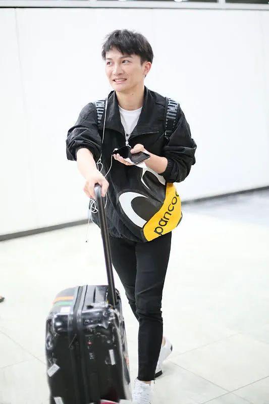 个子不到170怎么穿?看看身高161的周深,造型时髦又显高