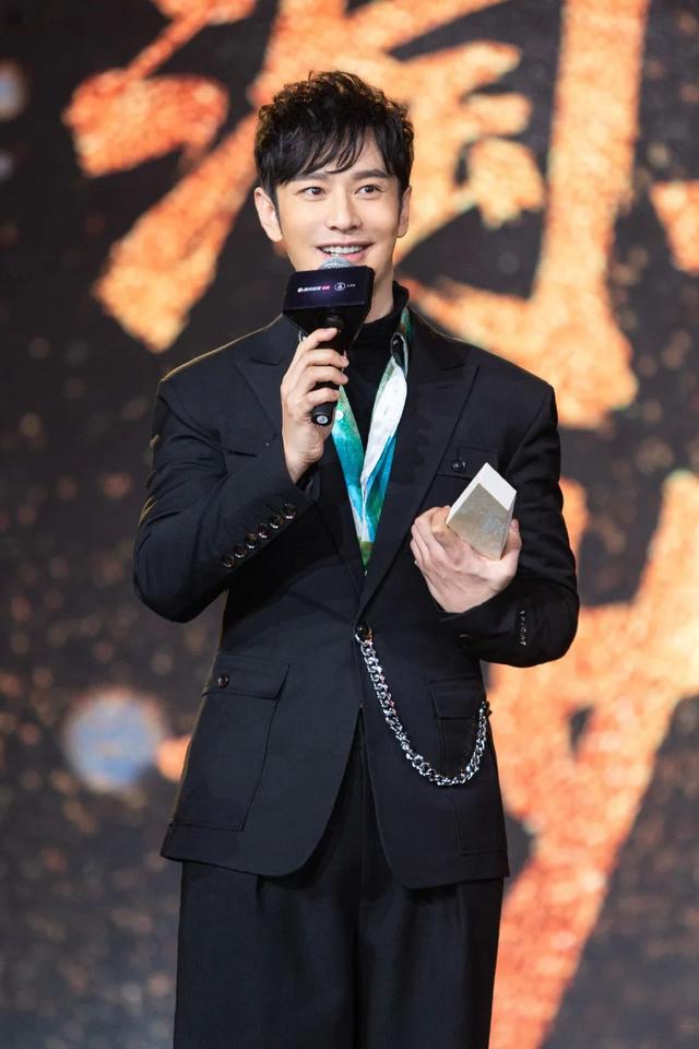 身高179的黄晓明油腻腿短?他西装造型很完美,满屏的绅士范