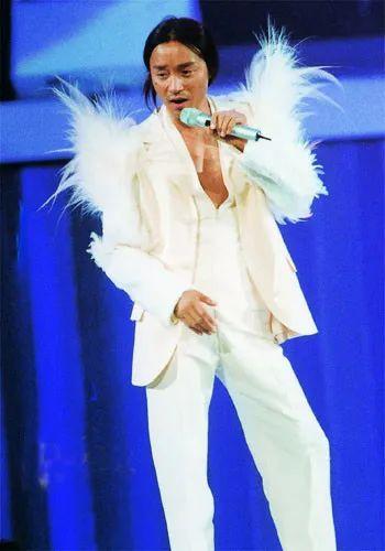 张国荣穿衣造型曾引争议,30年前的风格,在当今依旧是潮流