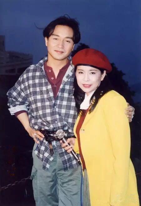 张国荣穿衣造型曾引争议,30年前的风格,在当今依旧是潮流