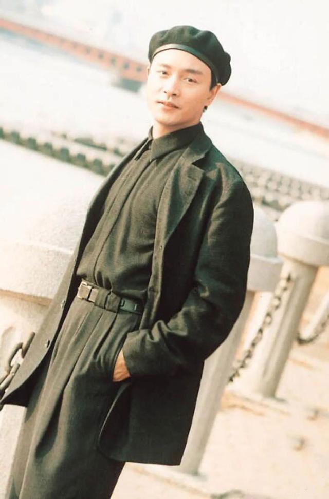 张国荣穿衣造型曾引争议,30年前的风格,在当今依旧是潮流