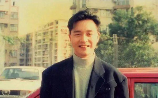 张国荣穿衣造型曾引争议,30年前的风格,在当今依旧是潮流