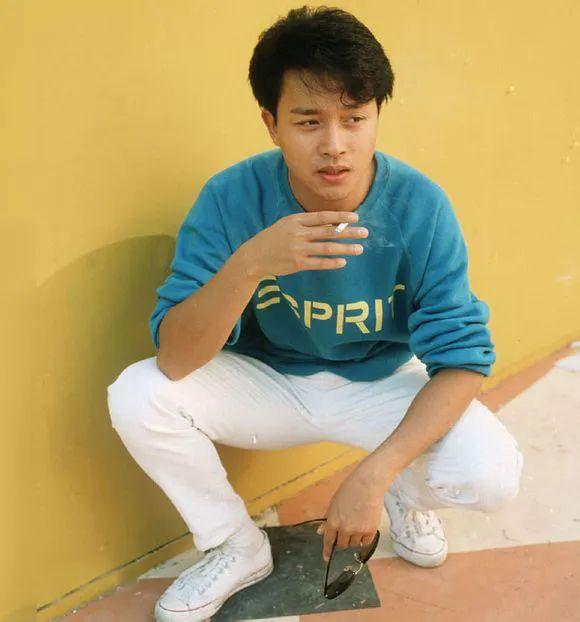 张国荣穿衣造型曾引争议,30年前的风格,在当今依旧是潮流