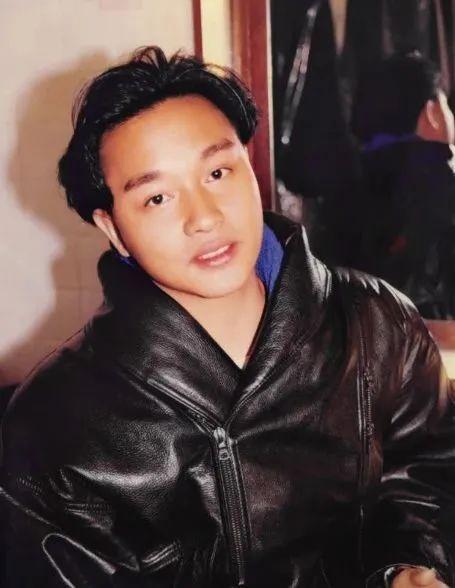 张国荣穿衣造型曾引争议,30年前的风格,在当今依旧是潮流