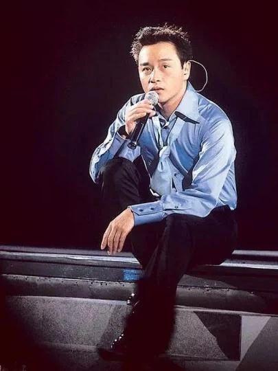 张国荣穿衣造型曾引争议,30年前的风格,在当今依旧是潮流