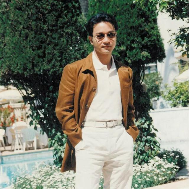 张国荣穿衣造型曾引争议,30年前的风格,在当今依旧是潮流