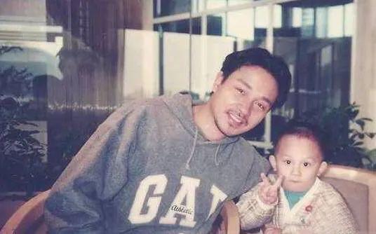 张国荣穿衣造型曾引争议,30年前的风格,在当今依旧是潮流