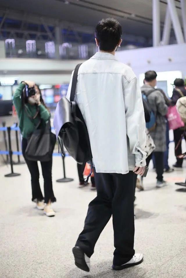 身高191cm的高伟光,牛仔外套+宽松长裤,这造型普通人驾驭不了