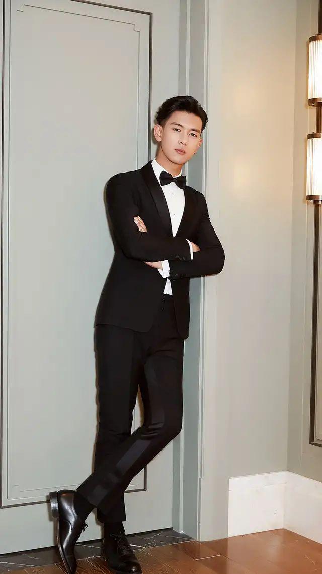 李现帅气造型,三七分发型+西装,绅士范十足