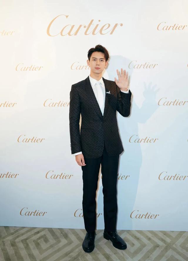 李现帅气造型,三七分发型+西装,绅士范十足