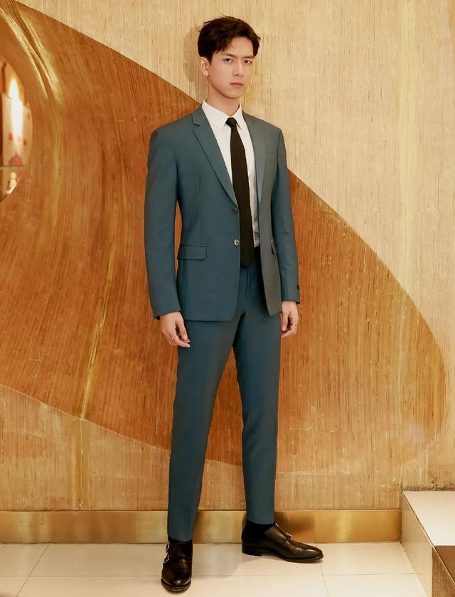 李现帅气造型,三七分发型+西装,绅士范十足