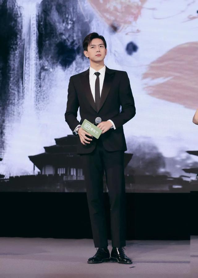 李现帅气造型,三七分发型+西装,绅士范十足