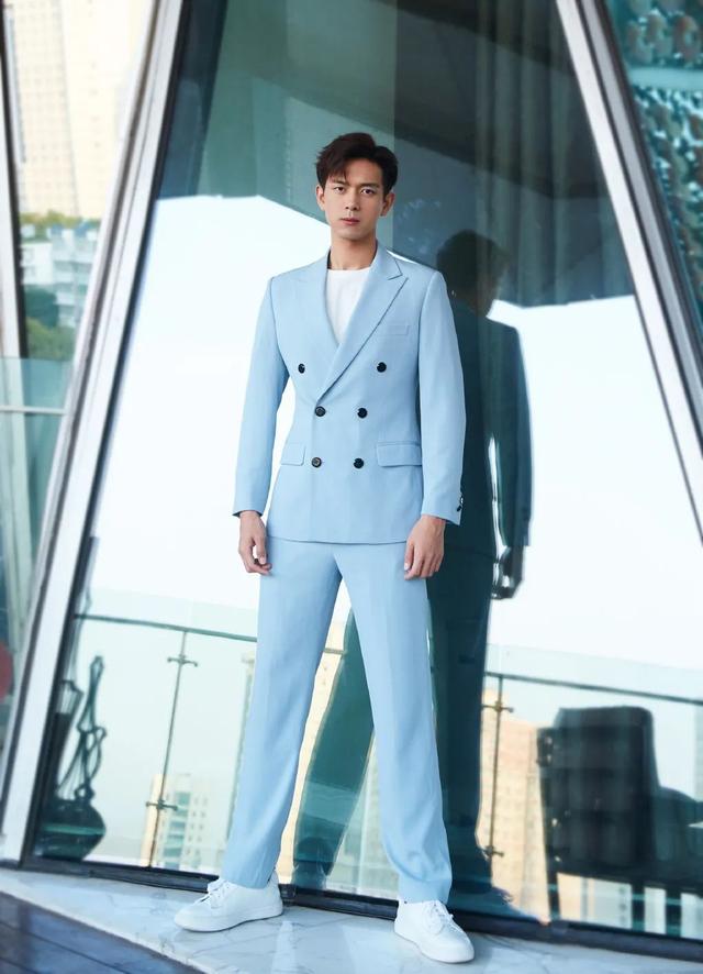 李现帅气造型,三七分发型+西装,绅士范十足