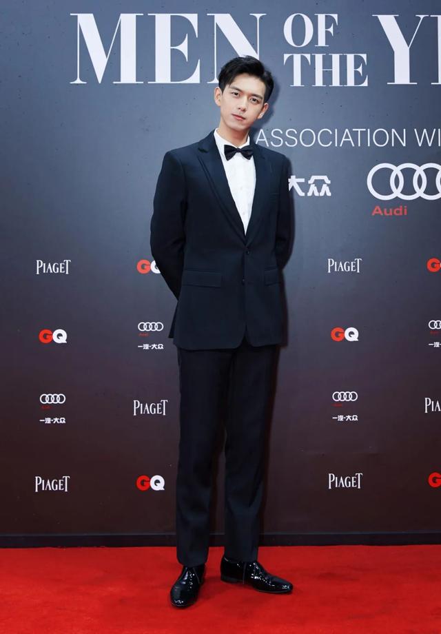 李现帅气造型,三七分发型+西装,绅士范十足