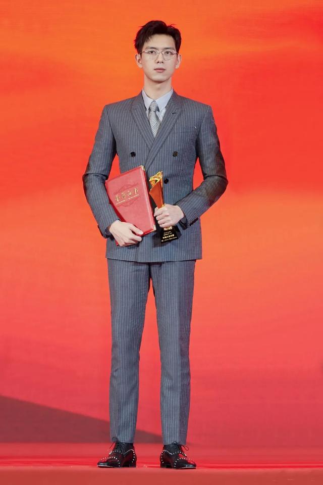 李现帅气造型,三七分发型+西装,绅士范十足