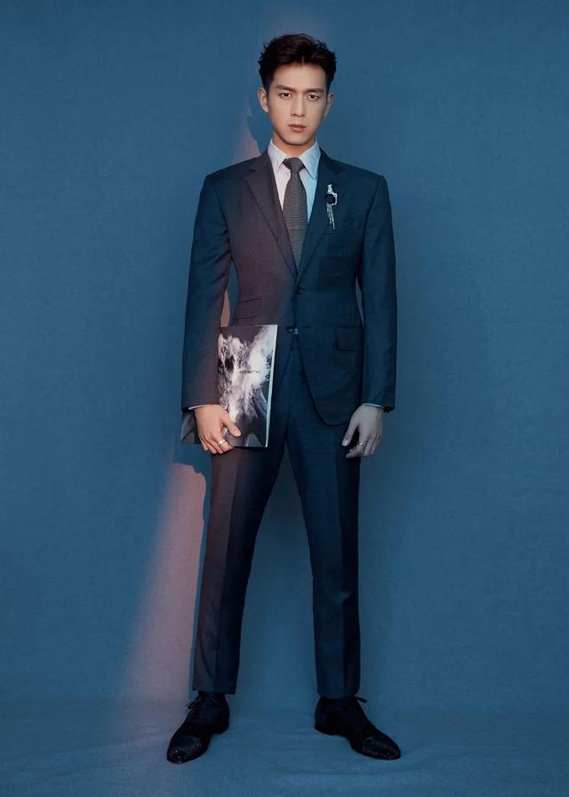 李现帅气造型,三七分发型+西装,绅士范十足
