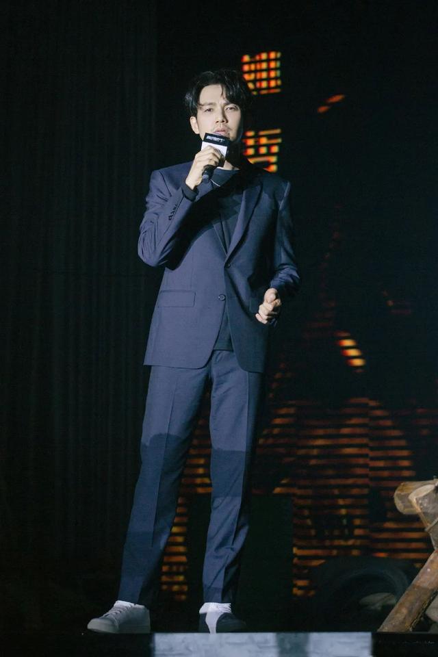 钟汉良帅气造型,这哪像45岁?造型青春时髦