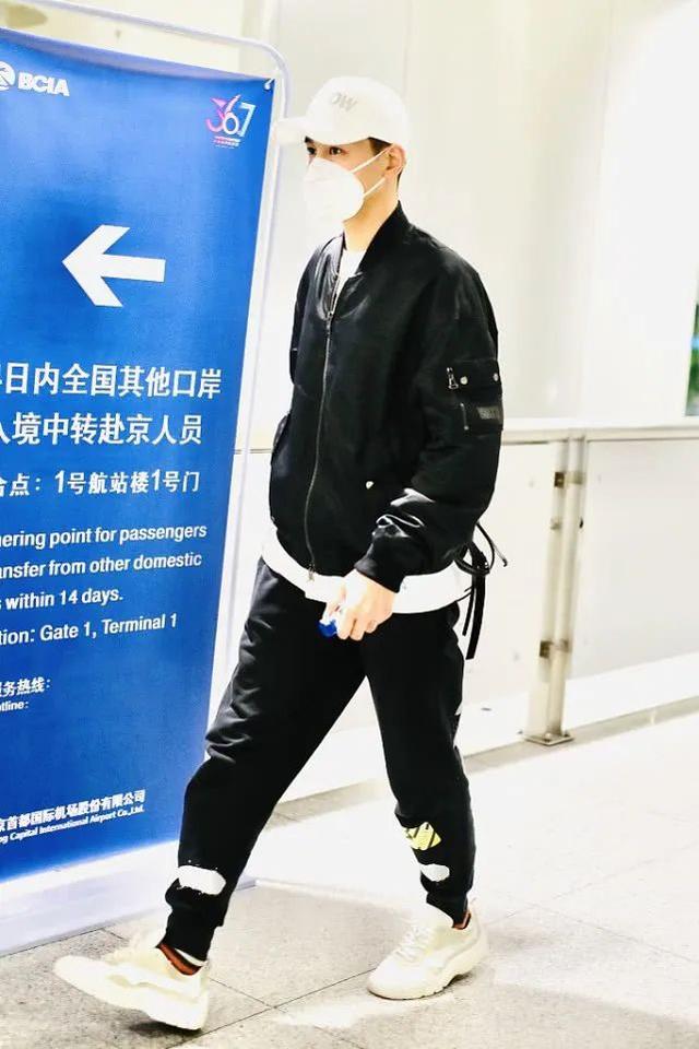 乔振宇时髦造型,一件飞行夹克,一条运动裤,轻松穿出青春潮流范