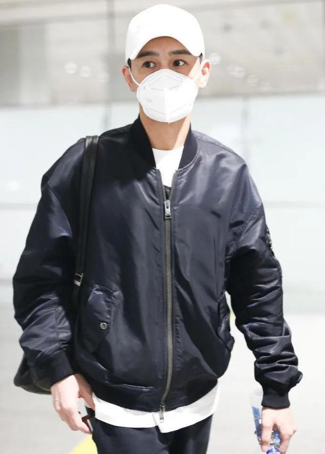 乔振宇时髦造型,一件飞行夹克,一条运动裤,轻松穿出青春潮流范