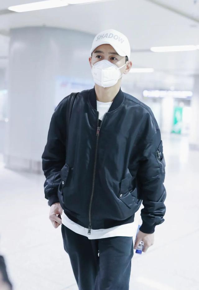 乔振宇时髦造型,一件飞行夹克,一条运动裤,轻松穿出青春潮流范