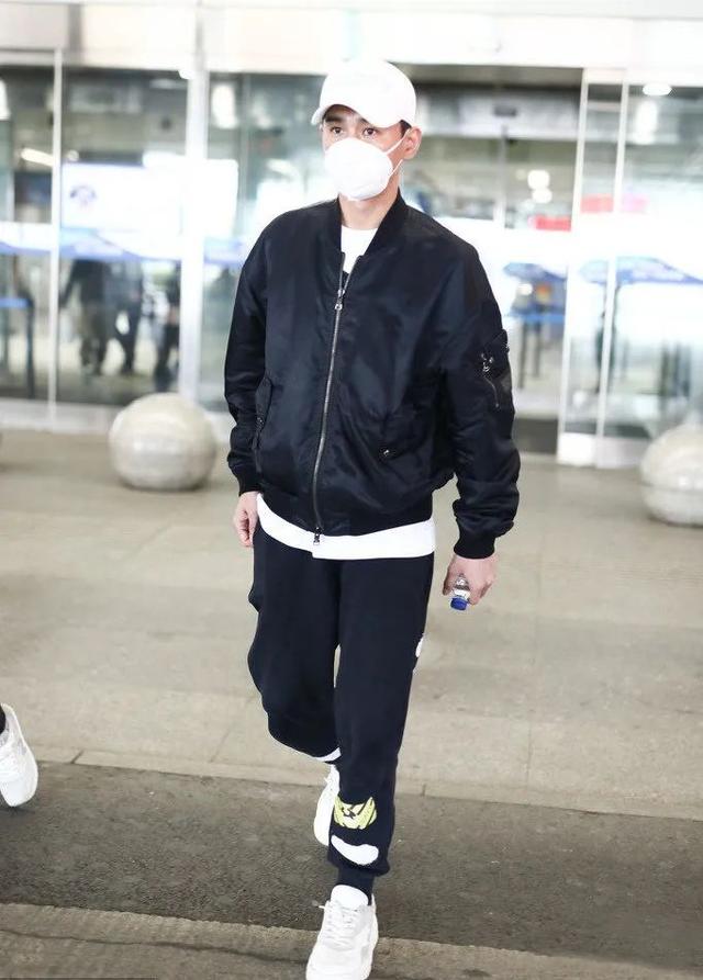 乔振宇时髦造型,一件飞行夹克,一条运动裤,轻松穿出青春潮流范