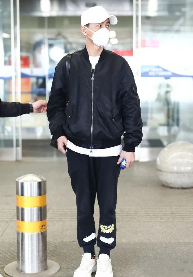 乔振宇时髦造型,一件飞行夹克,一条运动裤,轻松穿出青春潮流范