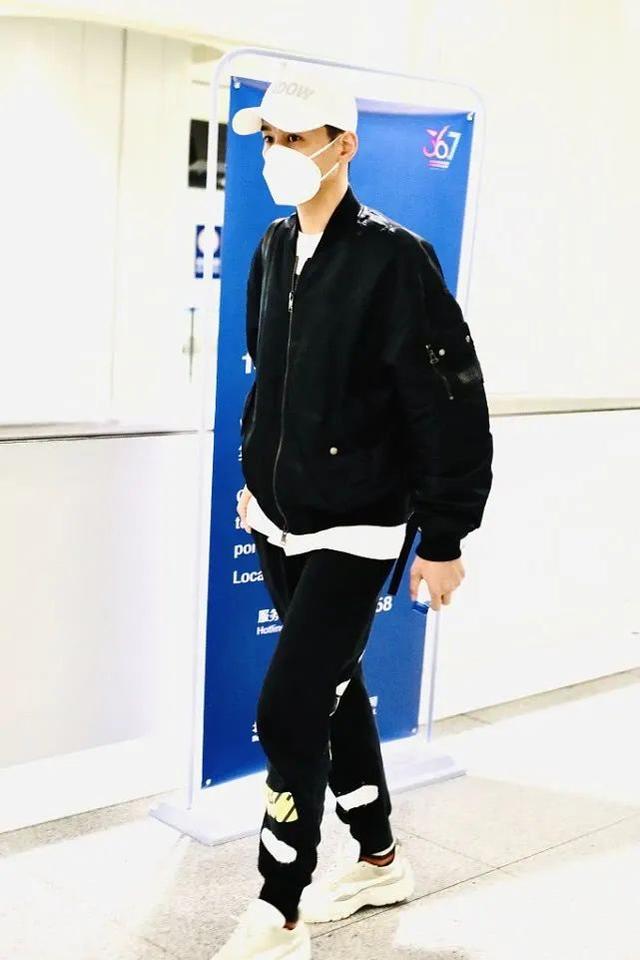 乔振宇时髦造型,一件飞行夹克,一条运动裤,轻松穿出青春潮流范