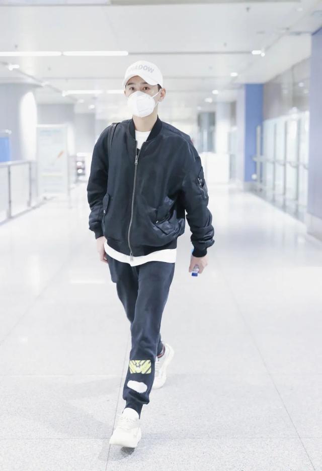 乔振宇时髦造型,一件飞行夹克,一条运动裤,轻松穿出青春潮流范