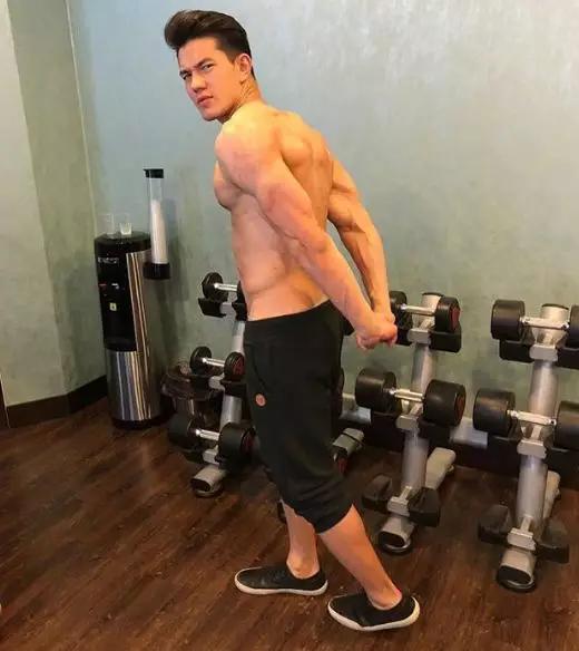 巴西肌肉小哥走红网络,完美身材让网友大呼:酸了!