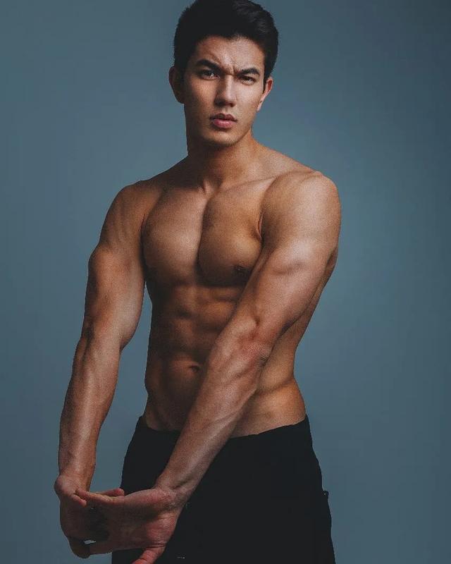 巴西肌肉小哥走红网络,完美身材让网友大呼:酸了!