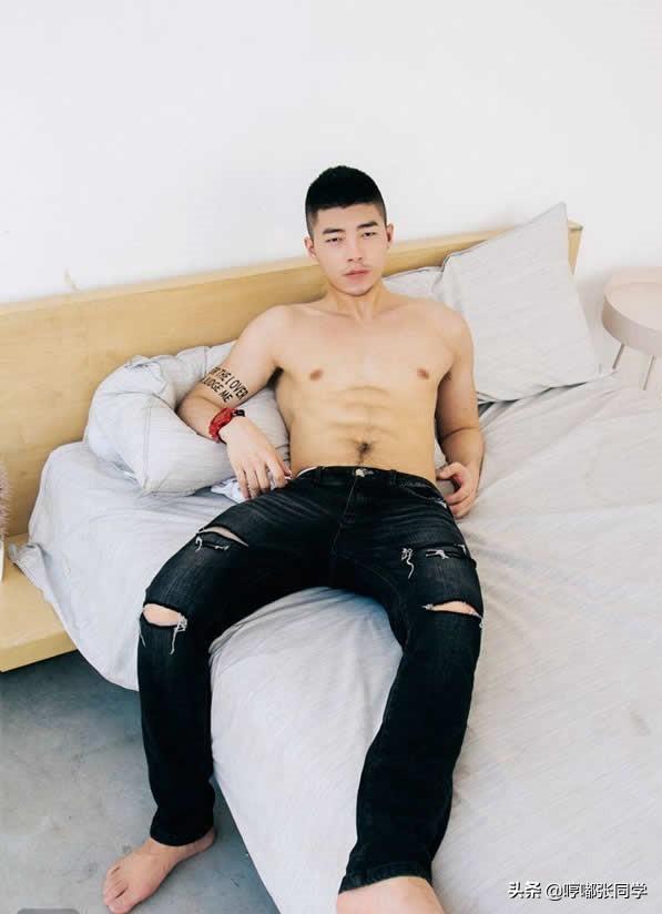 有络腮胡子的小哥哥,寸发男生果然帅气逼人,穿上这样衣服更显帅