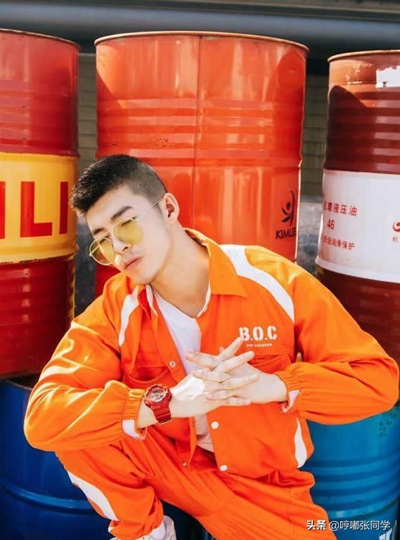 有络腮胡子的小哥哥,寸发男生果然帅气逼人,穿上这样衣服更显帅