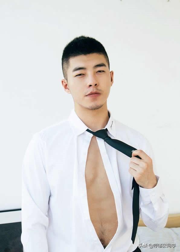 有络腮胡子的小哥哥,寸发男生果然帅气逼人,穿上这样衣服更显帅