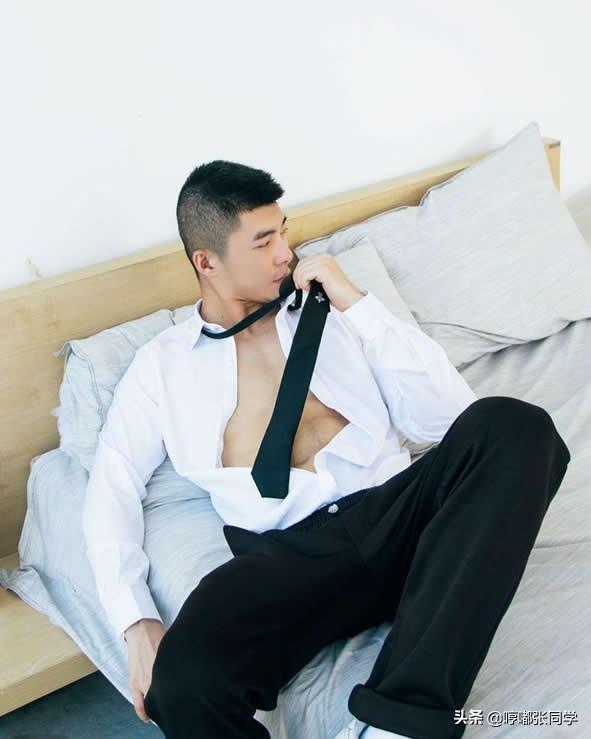 有络腮胡子的小哥哥,寸发男生果然帅气逼人,穿上这样衣服更显帅