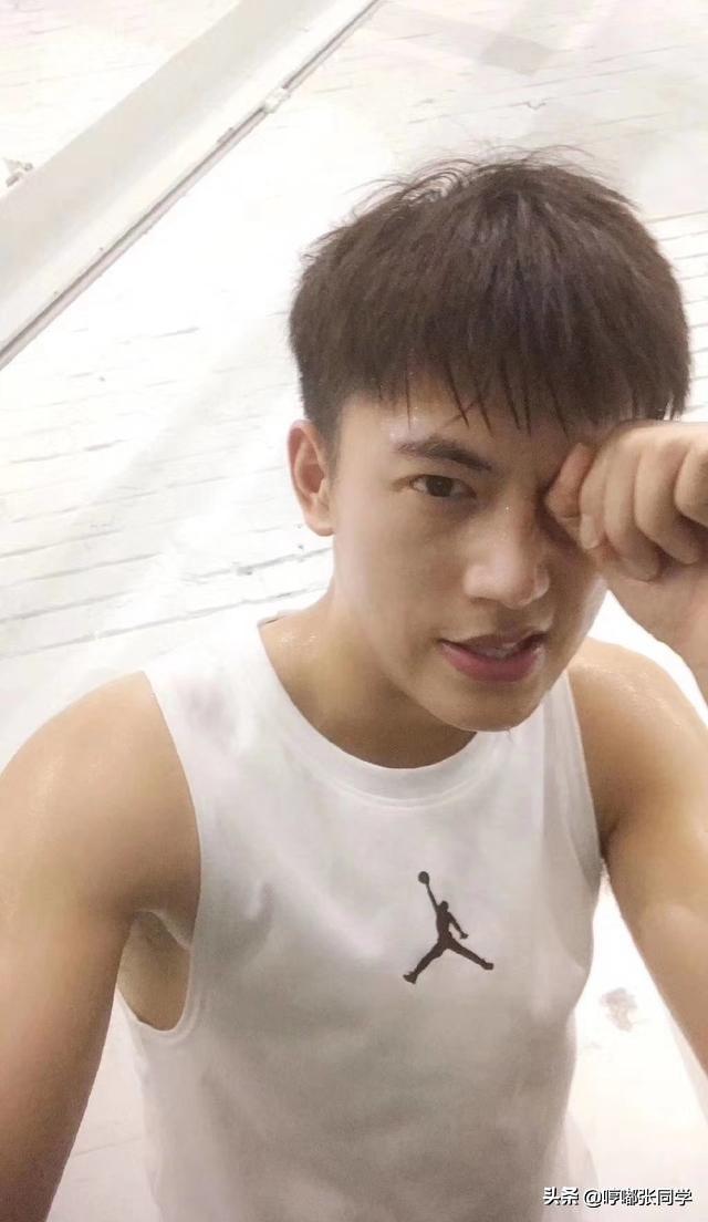 时尚帅气的小哥哥,穿衣风格对男生很重要,会穿衣,才真的有气质