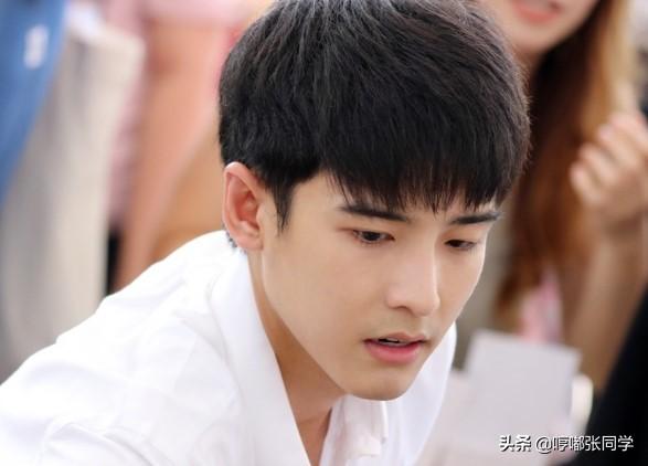 校园里的小奶狗，泰国学生的校园果然与众不同呀！穿在身上真显帅