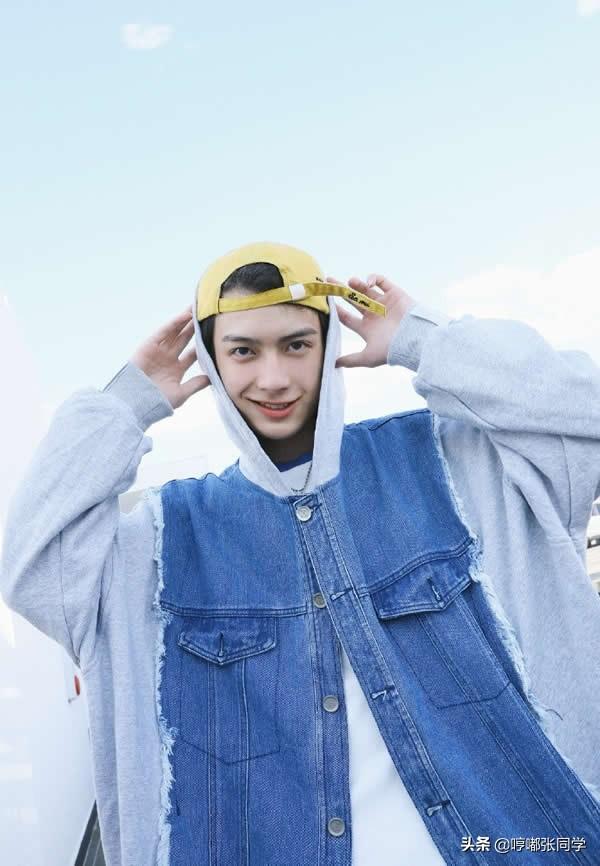 男孩子想要帅酷,离不开连帽卫衣,戴着遮阳帽的小哥哥,有气质!