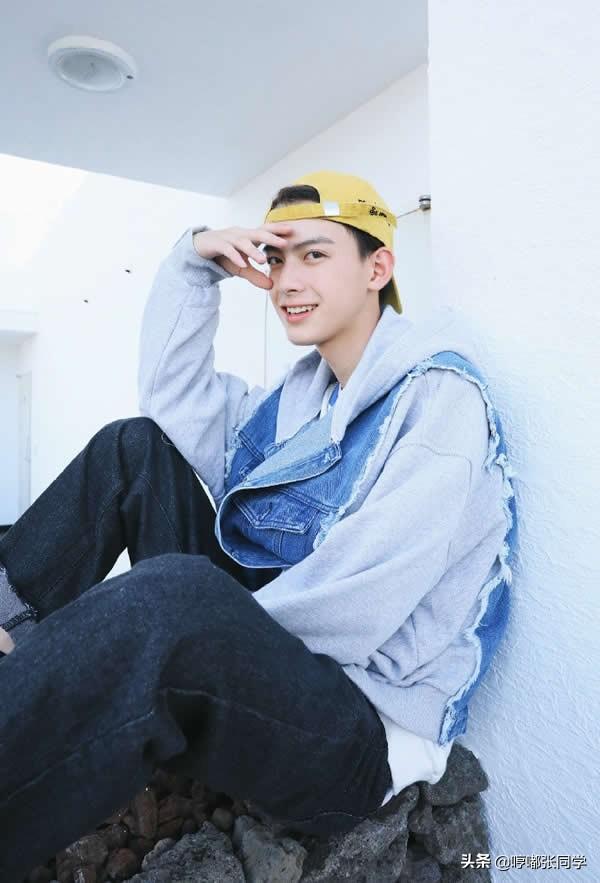 男孩子想要帅酷,离不开连帽卫衣,戴着遮阳帽的小哥哥,有气质!