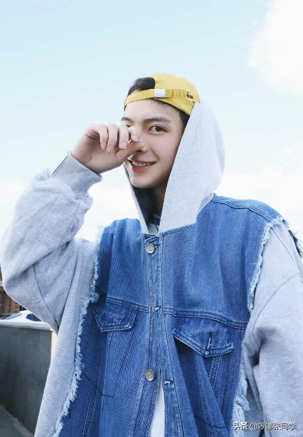 男孩子想要帅酷,离不开连帽卫衣,戴着遮阳帽的小哥哥,有气质!