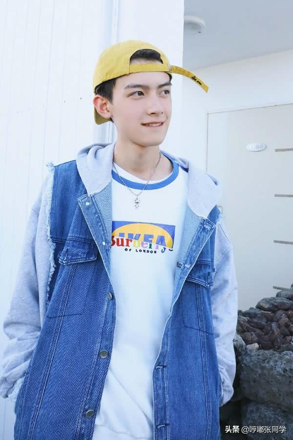 男孩子想要帅酷,离不开连帽卫衣,戴着遮阳帽的小哥哥,有气质!